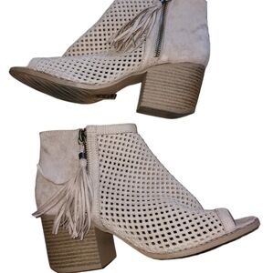 Qupid Core-18 Preforated Ankle Booties Size 8 Beige Taupe Block Heel Tassel Chic